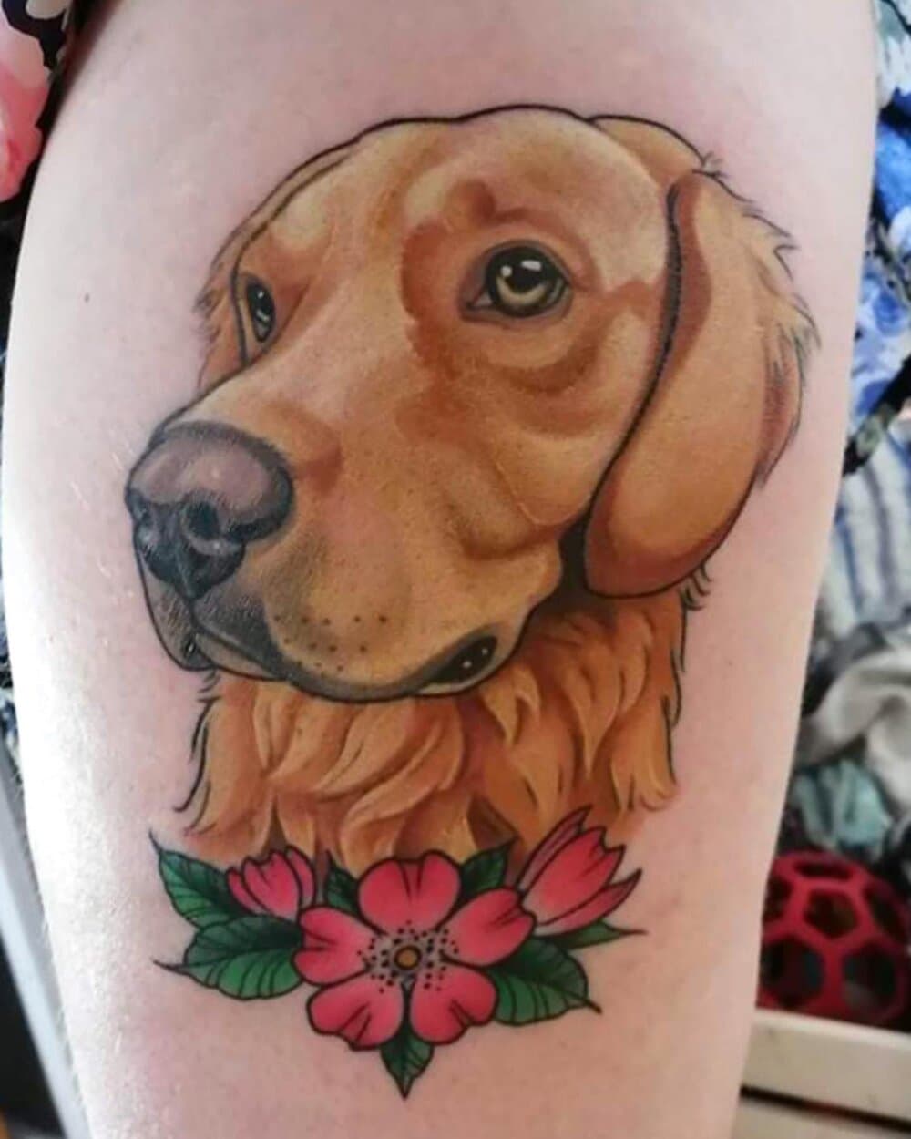 Tatouage de fleur sur l'épaule d'une femme à Québec