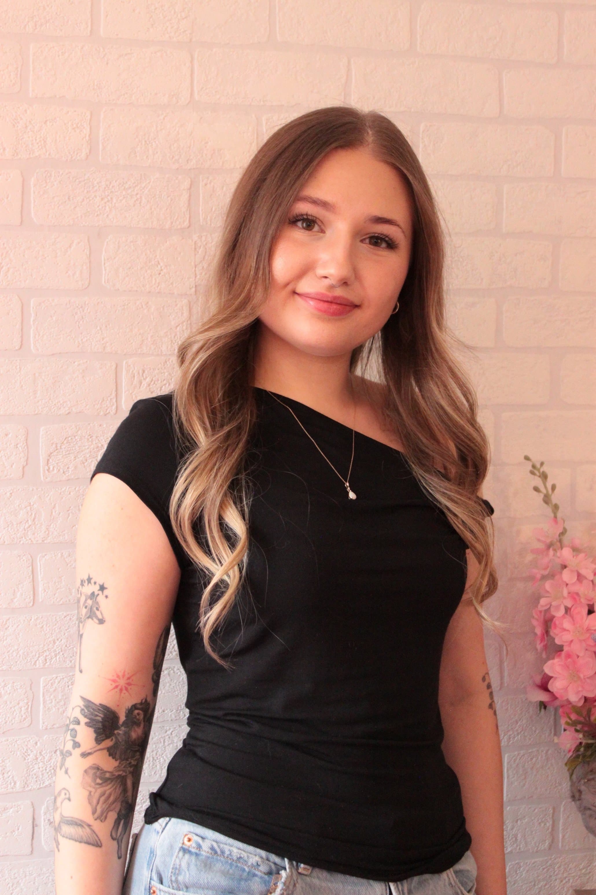 Makayla — photographie dans sa biographie officielle