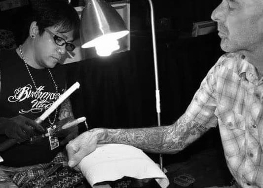 Photographie issue du portfolio officiel de Mayo Landicho, artiste présenté par Birthmark Tattoos