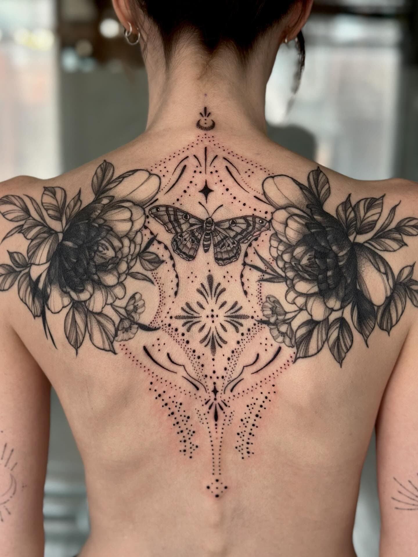 ⟡ Healed floral cover ups done by @mariah.landers ! such an honour to add to the centre of this piece!! ⟡ ⟡ Link in bio to book!! @obscura.tattoo #tattoo #ottaw