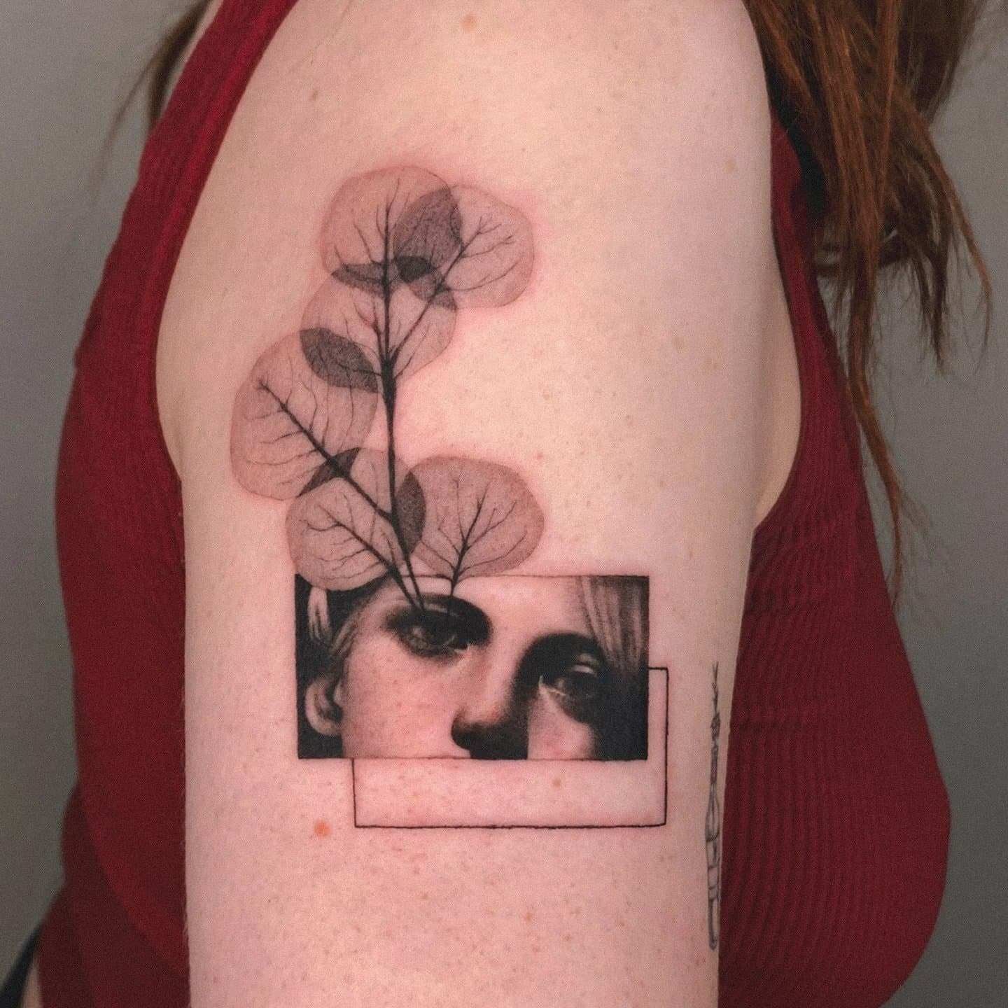 🎨 Meet Jelly (@jelly_tattoopeople), a micro realism tattoo artist at Tattoo People Toronto.
Known for exceptional depth, delicate whip shading, and intricate detail, Jelly specializes in micro realism, floral realism, animal realism, and custom tat