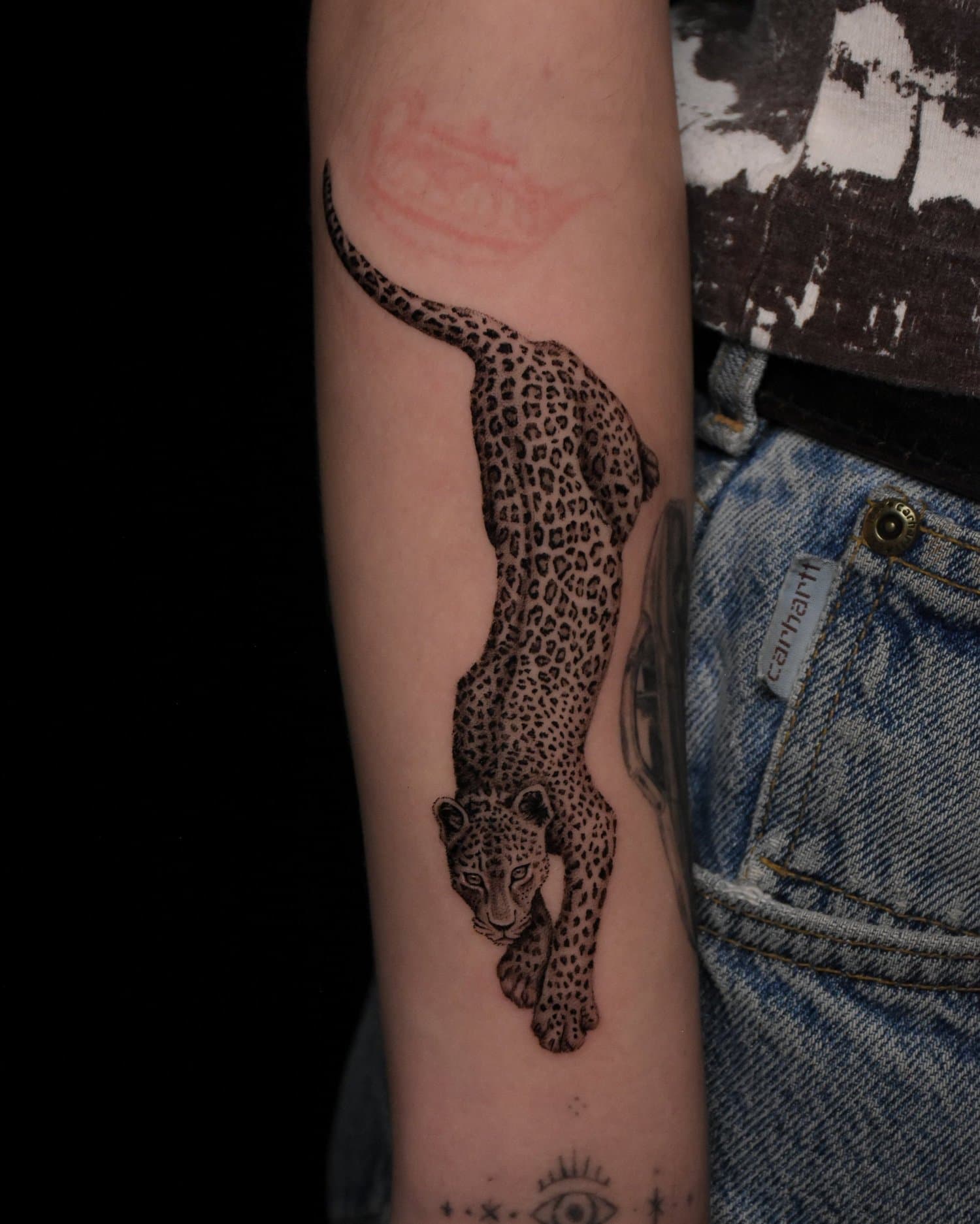 Best_fineline_black_and_grey_leopard_tattoo_3.jpg