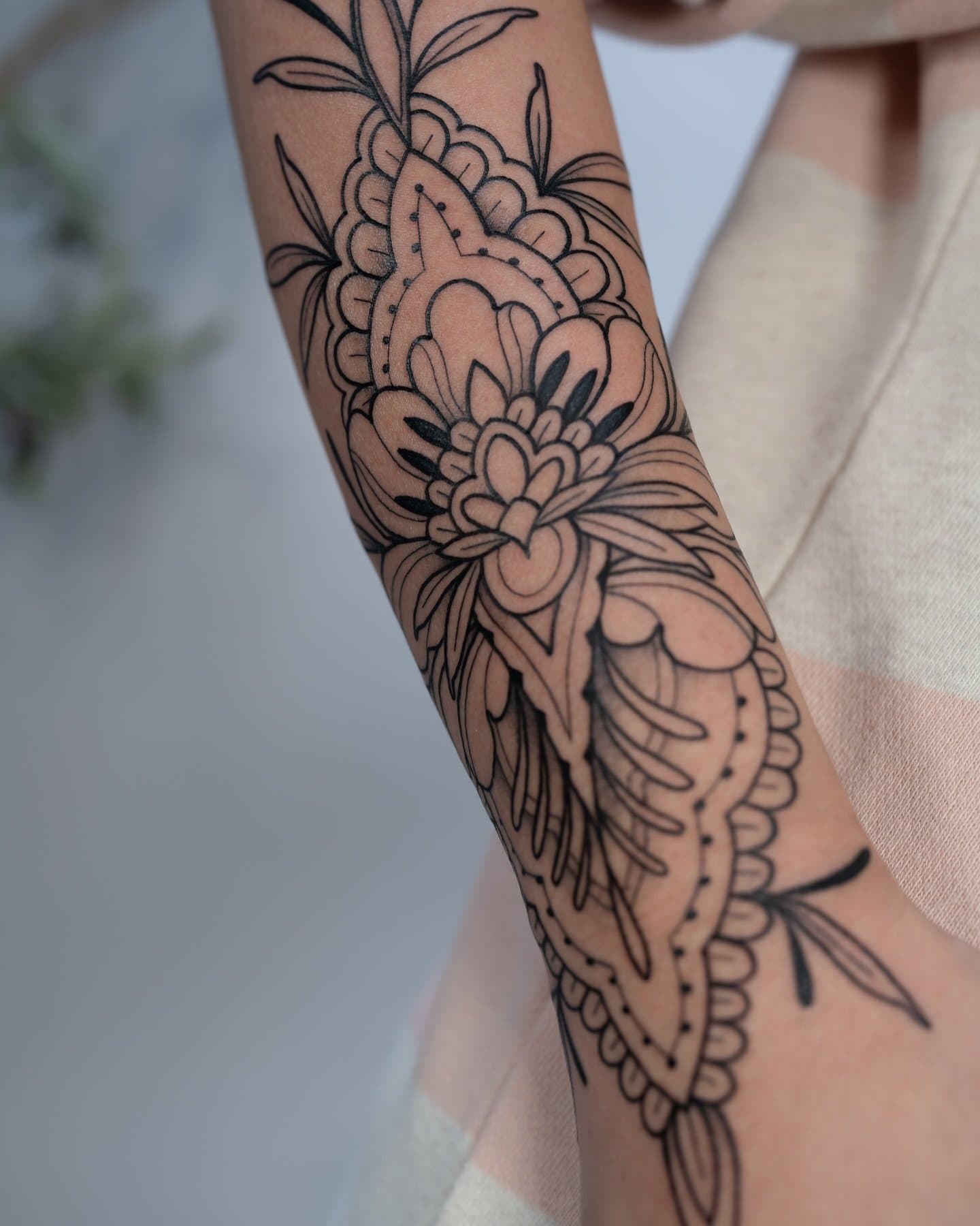Ornamental forearm piece from my flash! We added a little light shading and a few filled elements. Thank you so much Vicky! 🌞🙏