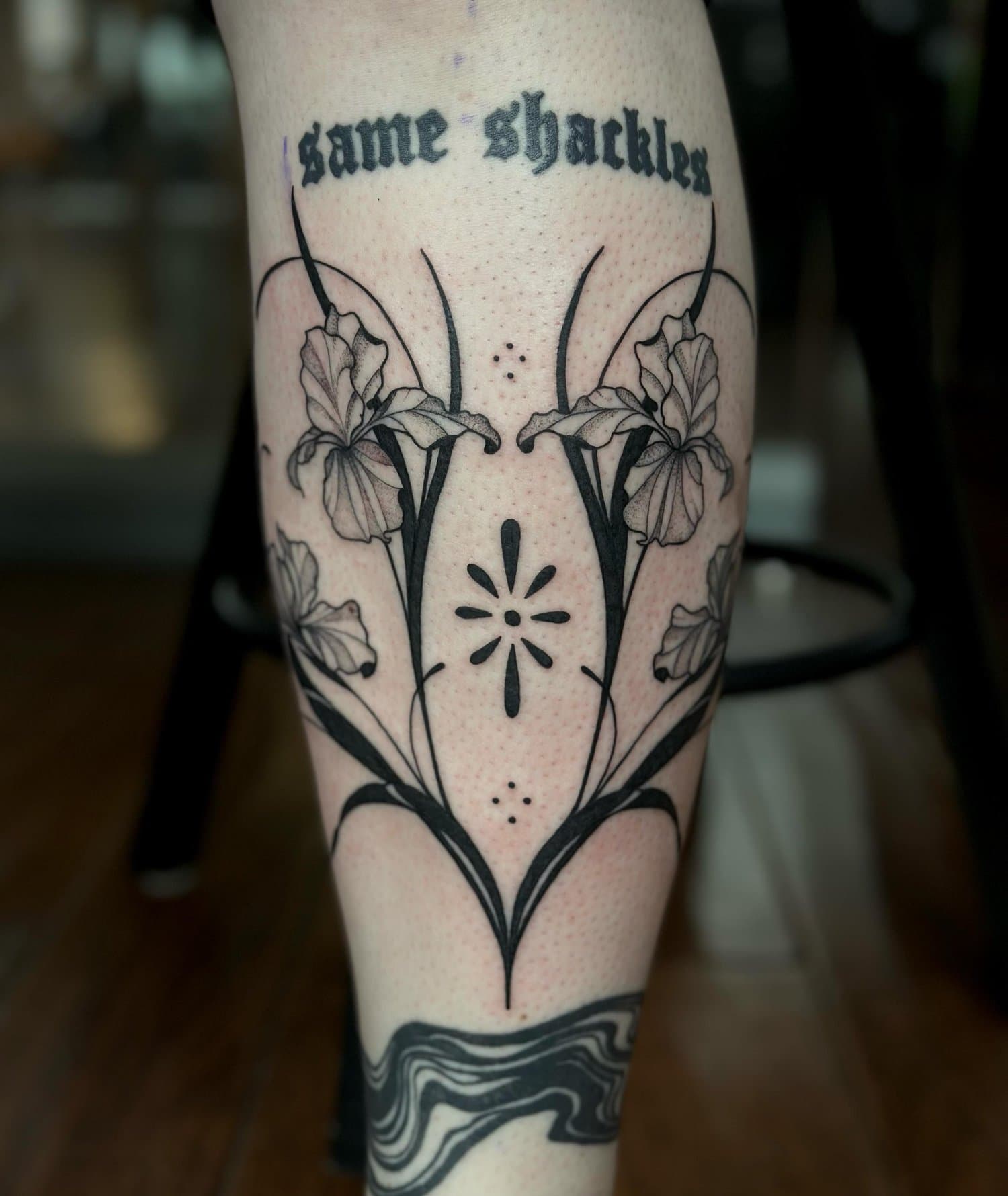 ⟡ Iris florals! thank you so much! ( font done by @h8horses ) such a fun style to do!!🫶🏼 ⟡ ⟡ Link in bio to book!!! (more like this pls) :) @obscura.tattoo #fem