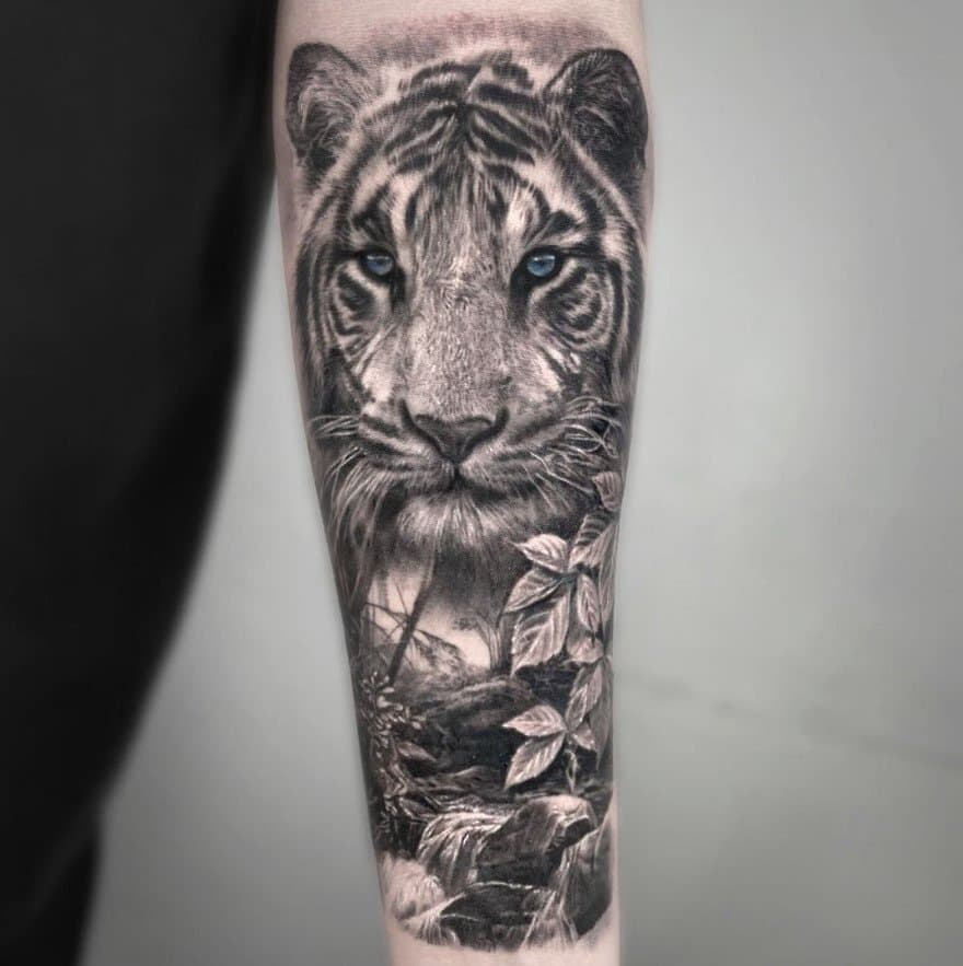 🎨 Meet Zoseon (@zs.tattoo_tattoopeople), a realism tattoo artist at Tattoo People Toronto.
Known for stunning detail, powerful emotion, and photorealistic designs, Zoseon specializes in realism, portrait tattoos, animal realism, and custom memorial
