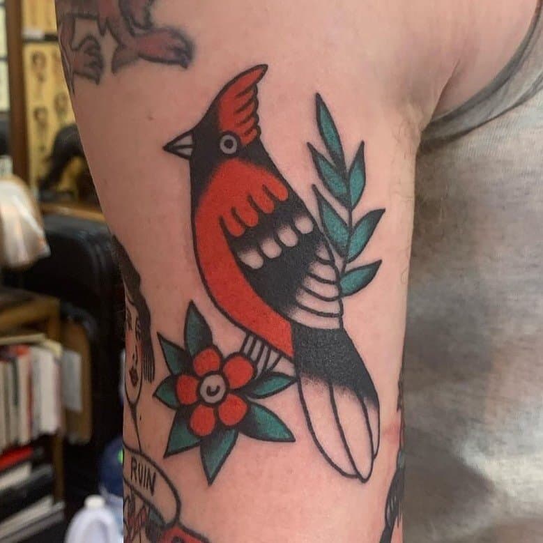 Tatouage d’oiseau rouge attribué à Sour Jon dans la légende officielle