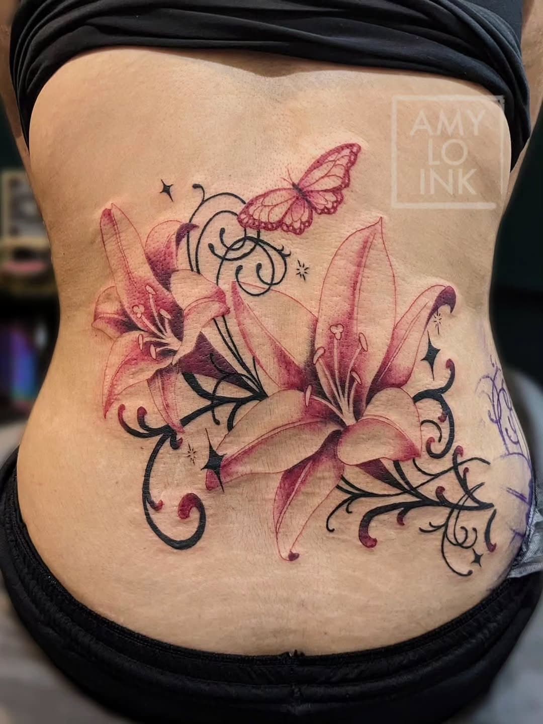 @amy.lo.ink • SO EXCITED FOR THIS ONE! ✨🦋🌀
Made an awesome start on this floral wrap tattoo the other day! This piece wraps around to the front of my clients leg, so instead of spinning her around non stop, we decided to just go chunk by chu