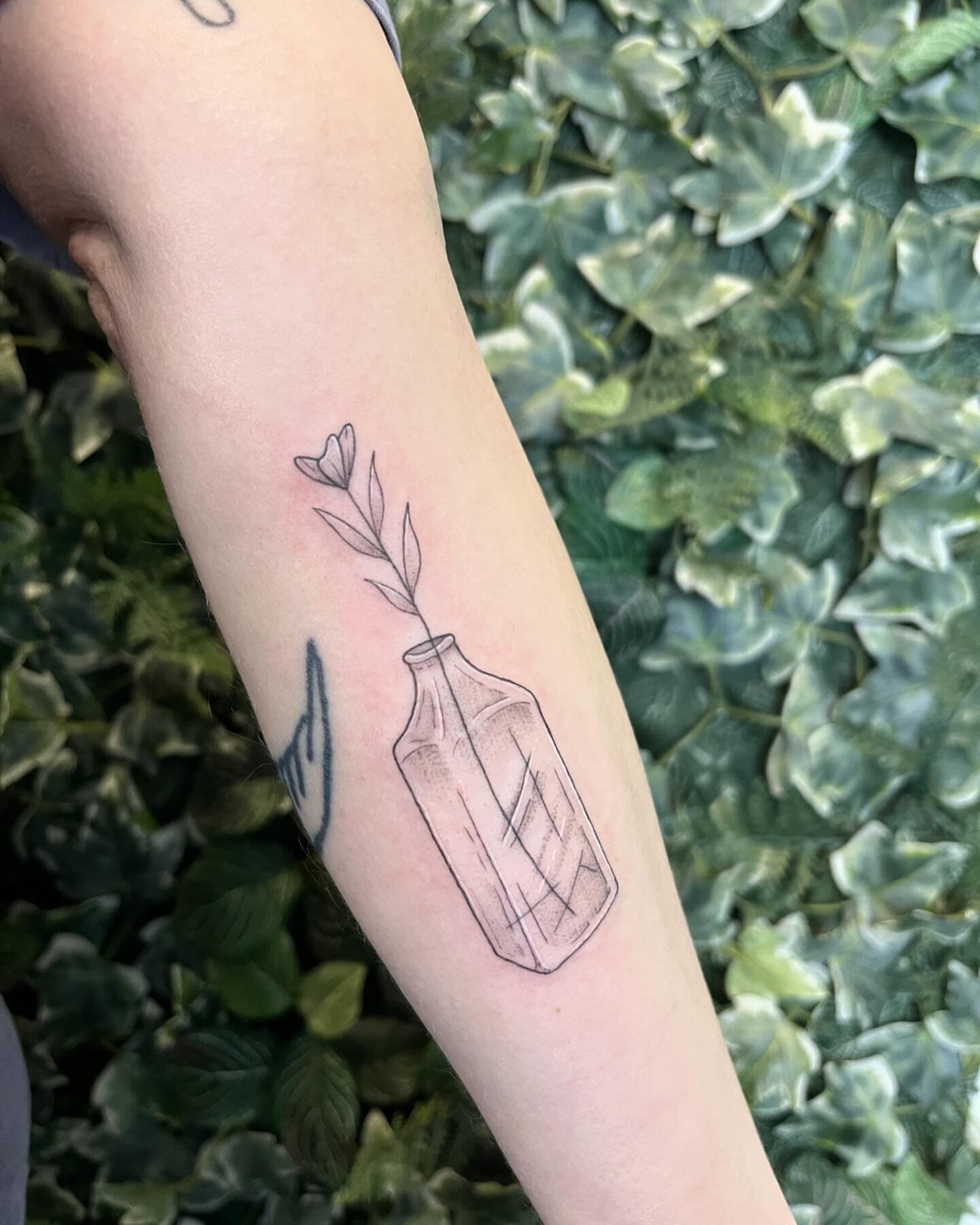 Cute bottle and a little plant by Dea, @deabeantattoos! This one was so much fun. 🌱💖
You can request an appointment with our artists by visiting our website which is linked in our bio. Looking forward to working with you!
#finelinetattoo #blackan