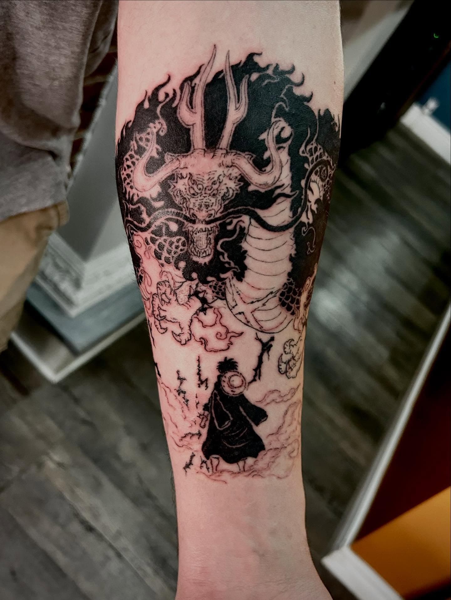 Luffy vs Kaido 🐉 Shoutout to Andrew for the amazing opportunity! 🙏🏼 #luffyvskaido #onepiecetattoo #monkeydluffy #kaido #onepiece #animetattoo #luffytattoo #kaid