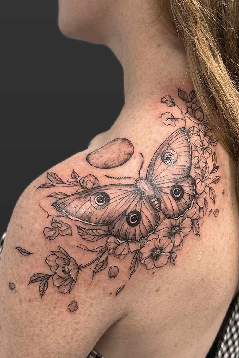 blackgrey_tattoo_moth_moon_flowers