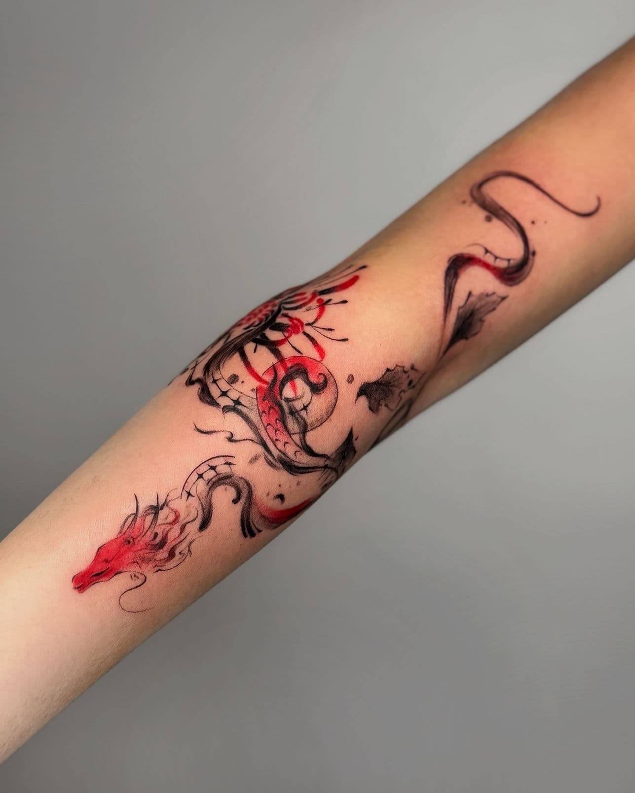 Tatouage de dragon rouge et noir présenté par Hyperink