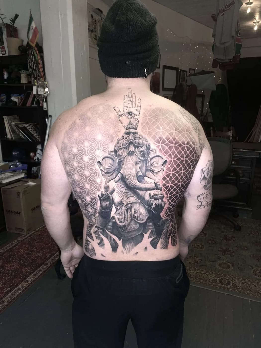 Dos complet, Ganesh réaliste et motifs géométriques — Nima Tattoo Montréal