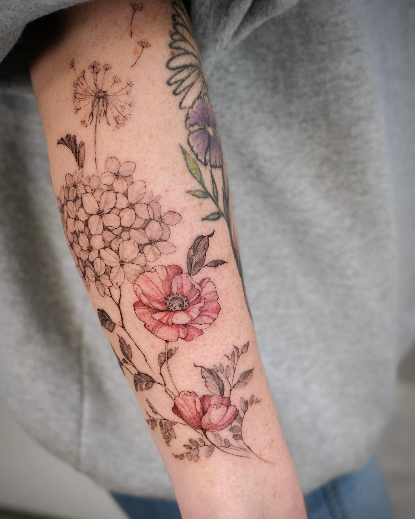 Freehand flowers and little bumblebee 🖤