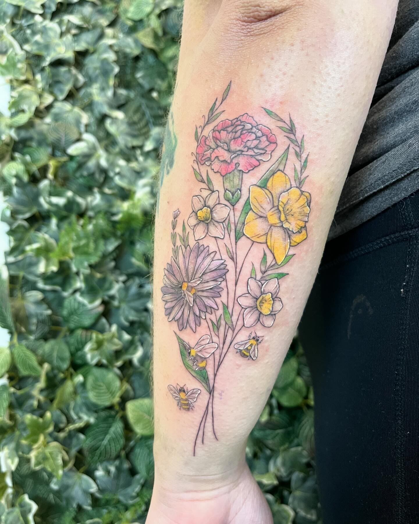 A cute bouquet with some bees by Dea, @deabeantattoos! This one was so much fun and Dea loves tattooing florals (especially with cute fuzzy bees). 💖
#beetattoo #floraltattoo #bouquettattoo #kelownatattoo #pentictontattoos #okanagantattoos