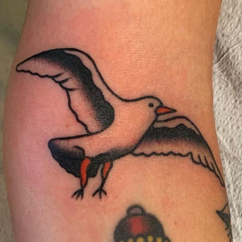 Tatouage d’oiseau en vol attribué à Mathew Machado dans la légende officielle