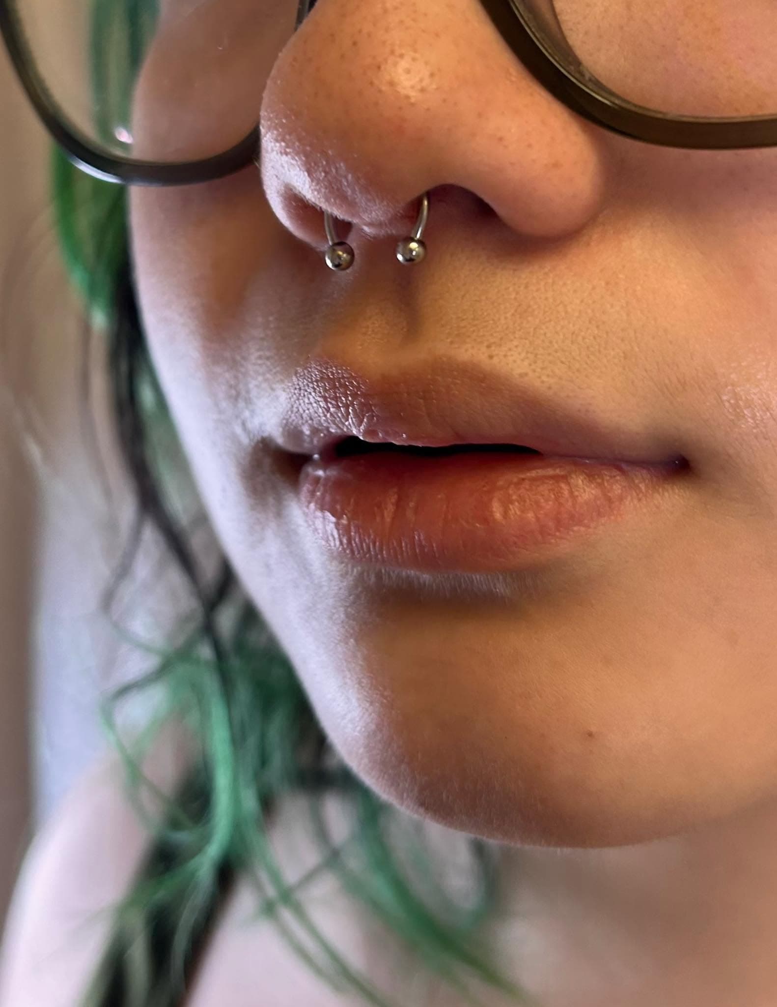 Piercing septum avec anneau fer à cheval